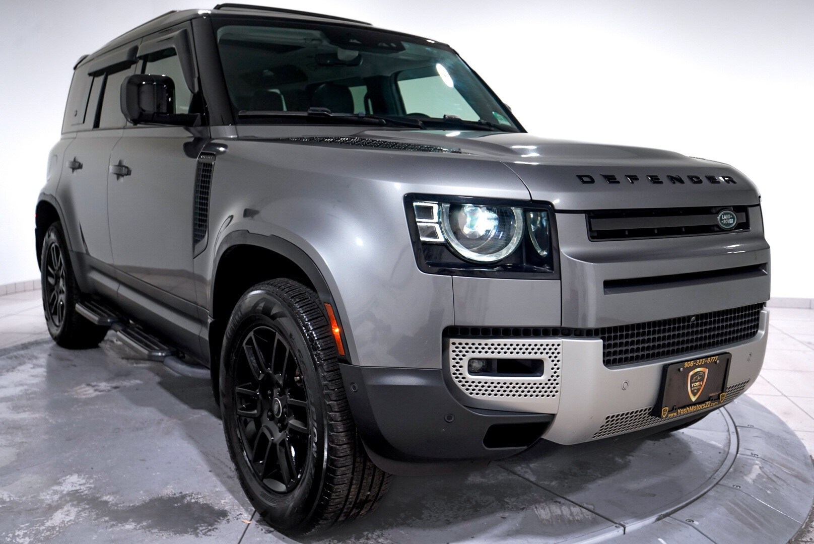 2024 Land Rover Defender 110 S photo 3