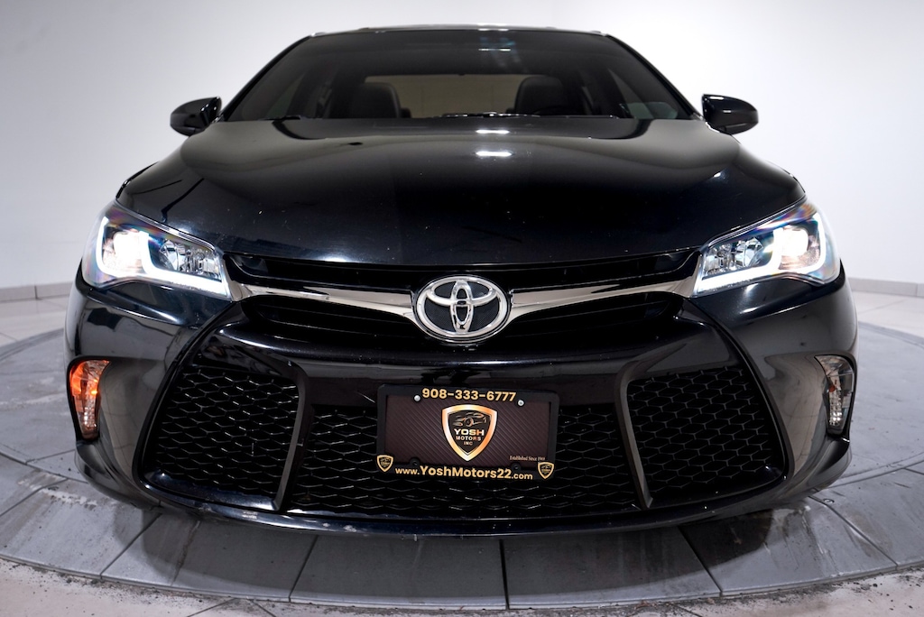 Used 2017 Toyota Camry SE Sedan