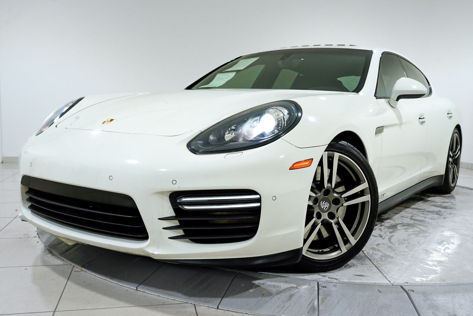 2015 Porsche Panamera GTS's photo