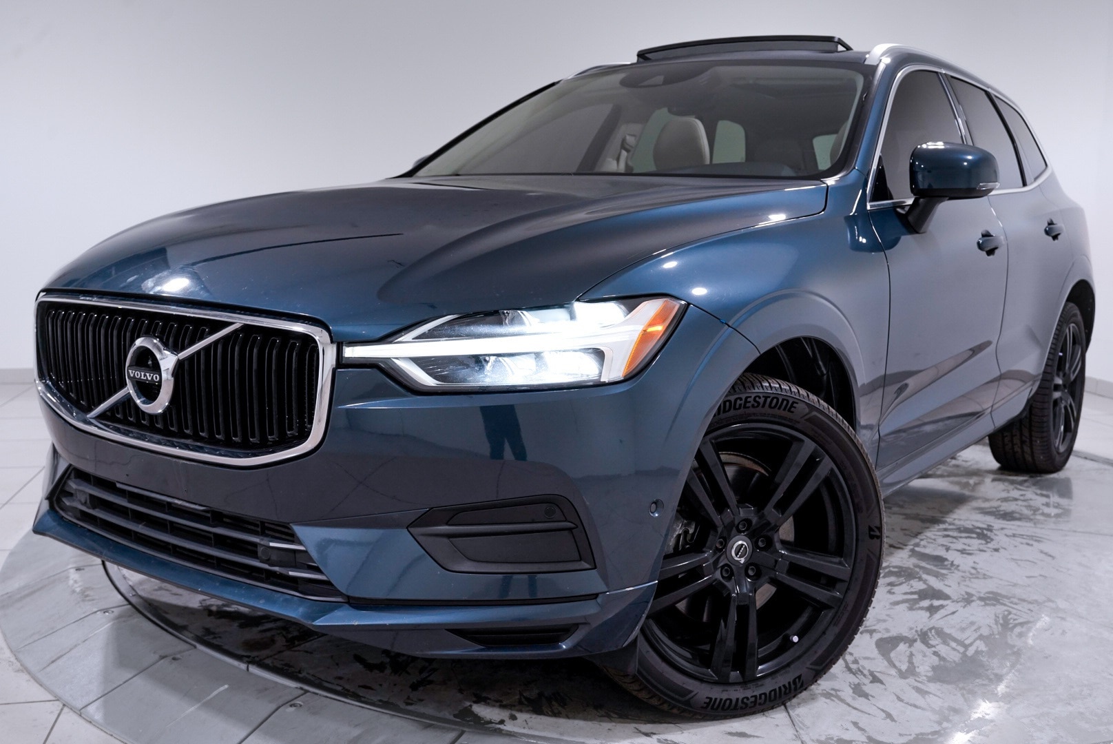 2018 Volvo XC60 Momentum's photo