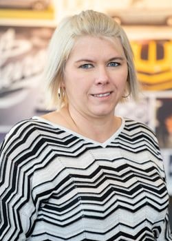 Staff member Karen Lane from ID_b8e1cebc4207