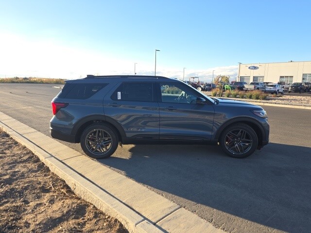 2025 Ford Explorer ST photo 4