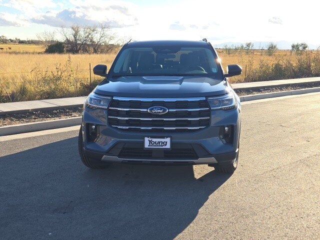 2025 Ford Explorer photo 2