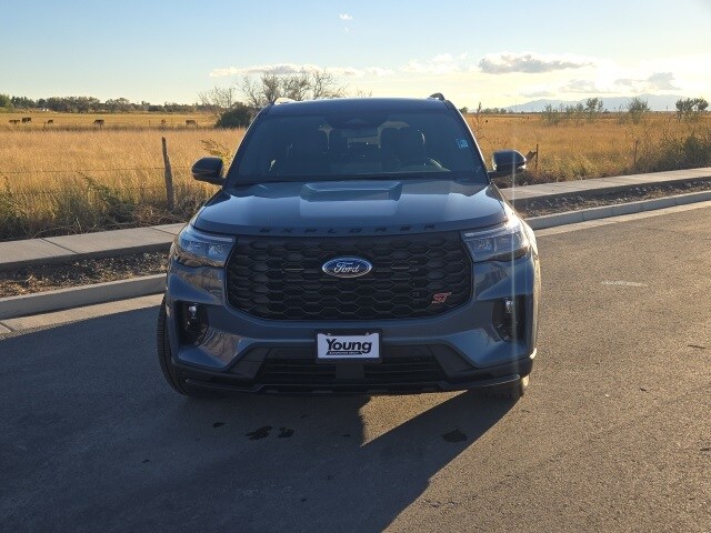 2025 Ford Explorer ST photo 2