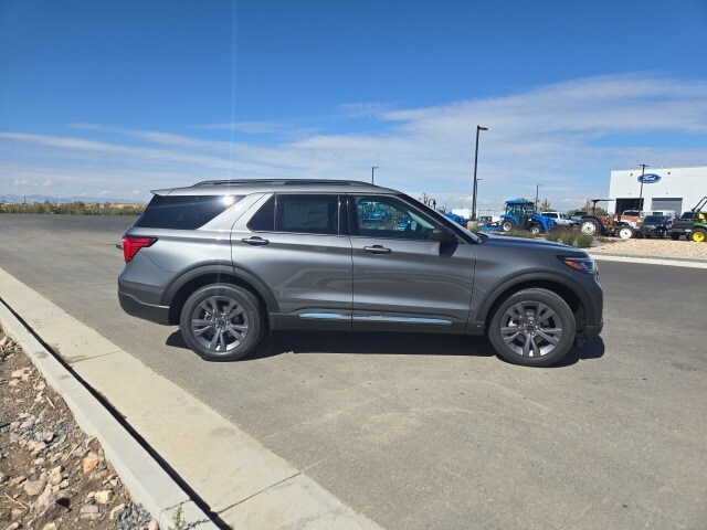 2025 Ford Explorer photo 3