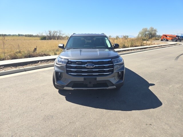 2025 Ford Explorer photo 2