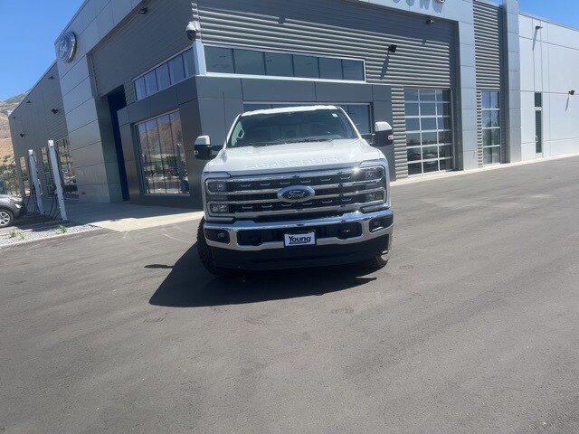 2023 Ford F-350 Lariat photo 2