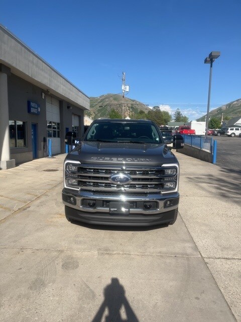 2025 Ford F-350 Lariat photo 2
