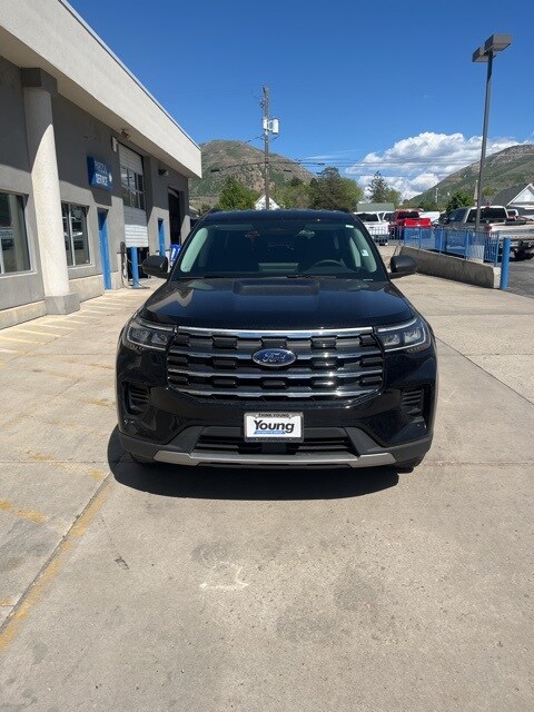 2025 Ford Explorer photo 2