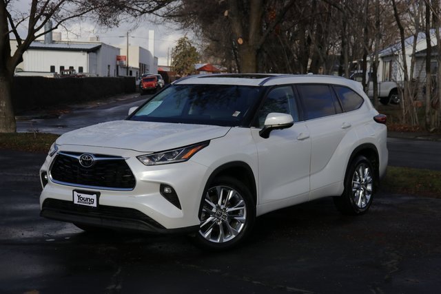 2023 Toyota Highlander Limited's photo