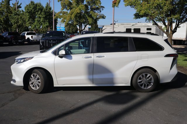 2024 Toyota Sienna XLE photo 3