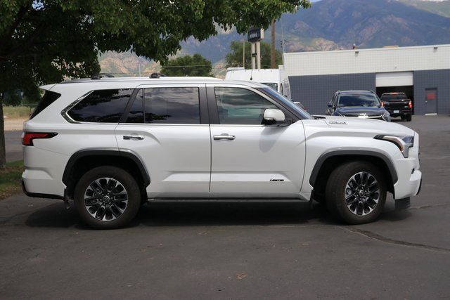 2024 Toyota Sequoia SR5 photo 3