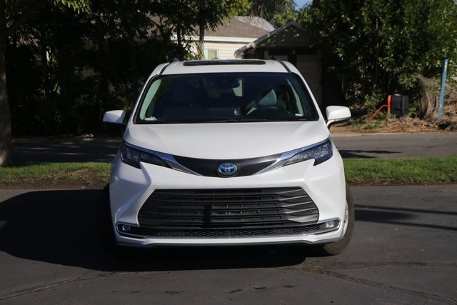 2024 Toyota Sienna XLE photo 2