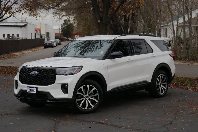 2025 Ford Explorer ST-LINE's photo