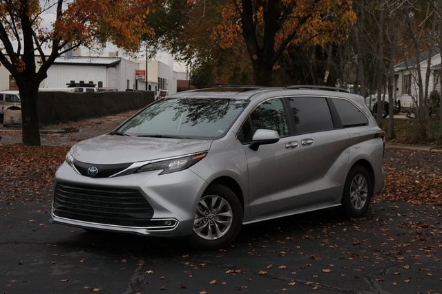 2024 Toyota Sienna XLE's photo