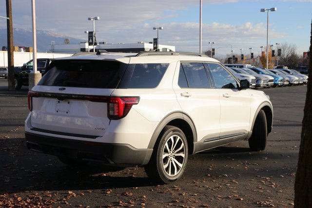 2025 Ford Explorer ST-Line photo 2