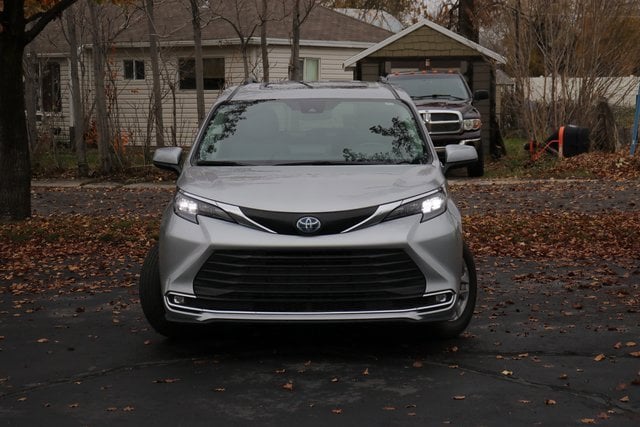 2024 Toyota Sienna XLE photo 2