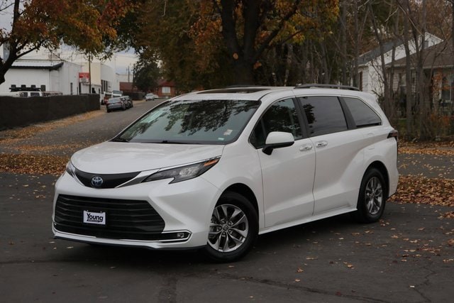 2024 Toyota Sienna XLE's photo