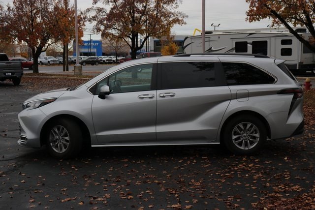 2024 Toyota Sienna XLE photo 3