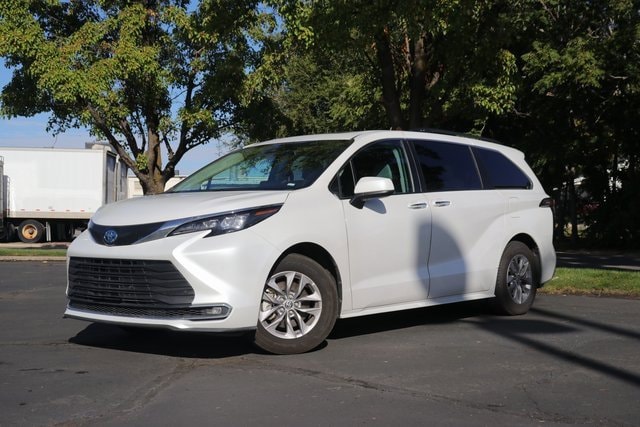 2024 Toyota Sienna XLE photo 2