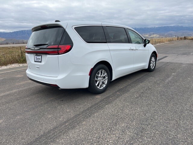2026 Chrysler Pacifica photo 2