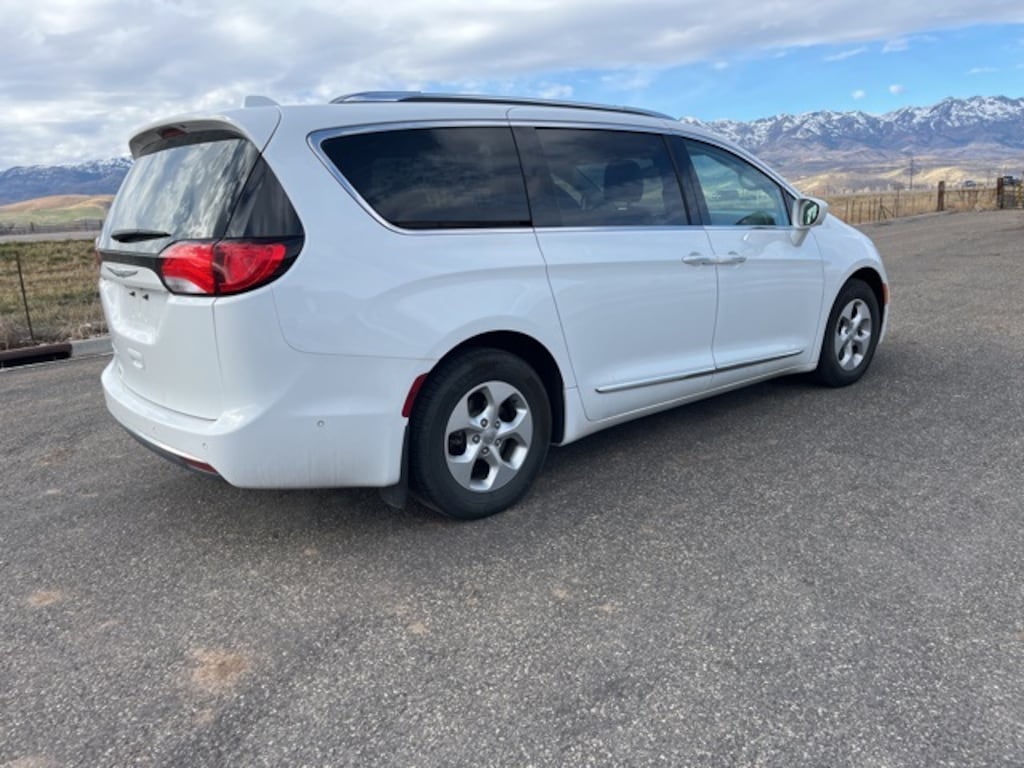 Used 2017 Chrysler Pacifica Touring L Plus Minivan/Van