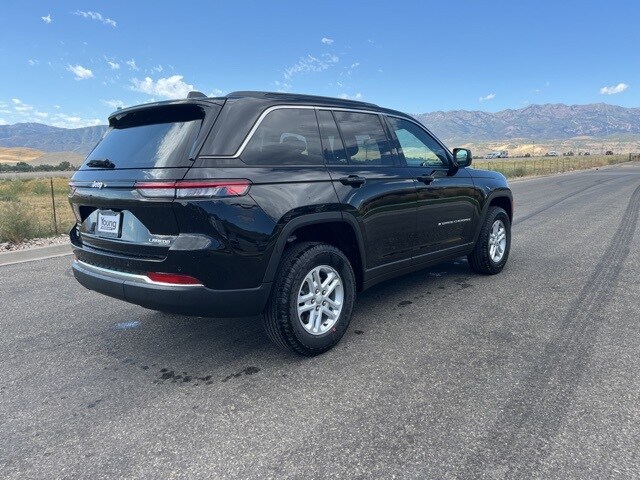 2025 Jeep Grand Cherokee Laredo photo 3