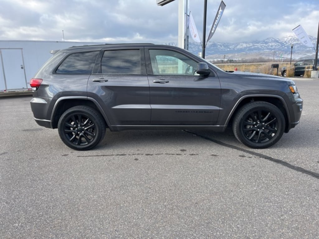 Used 2017 Jeep Grand Cherokee Altitude SUV