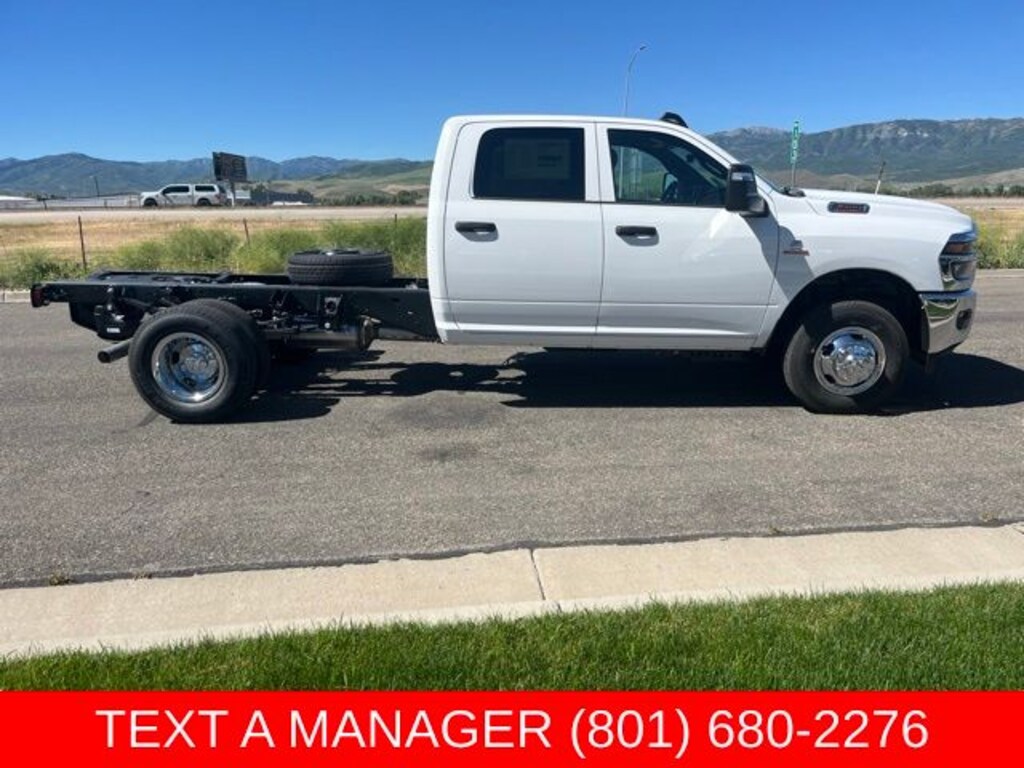 New 2026 Ram 3500 TRADESMAN CREW CAB CHASSIS 4X4 60' CA Pickup