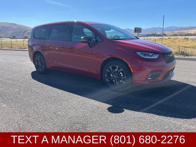 2026 Chrysler Pacifica Passenger Van 