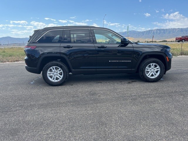 2025 Jeep Grand Cherokee Laredo photo 2