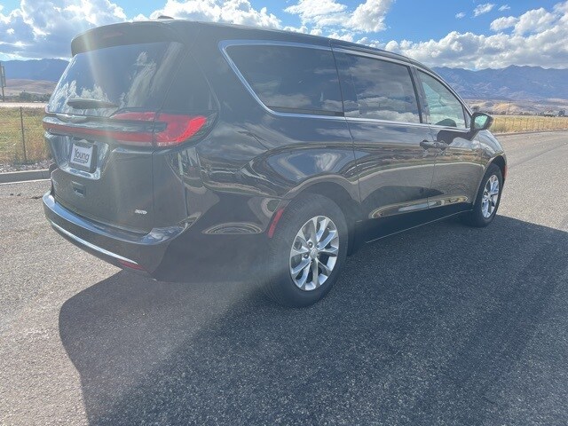 2026 Chrysler Pacifica photo 3