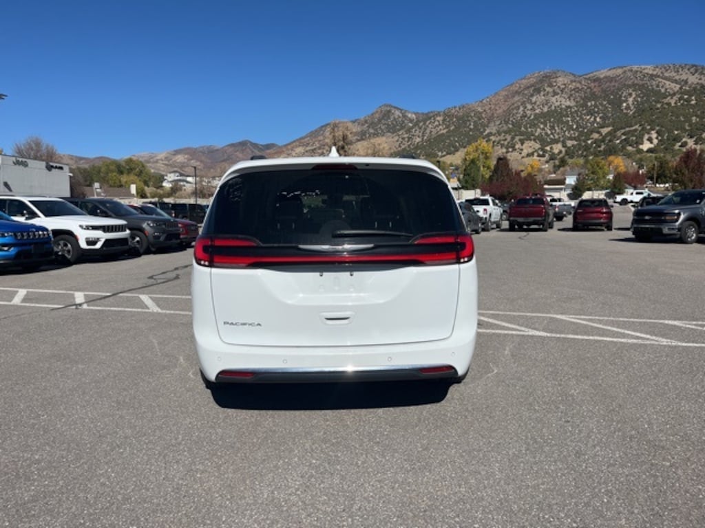 Used 2022 Chrysler Pacifica Touring L Minivan/Van