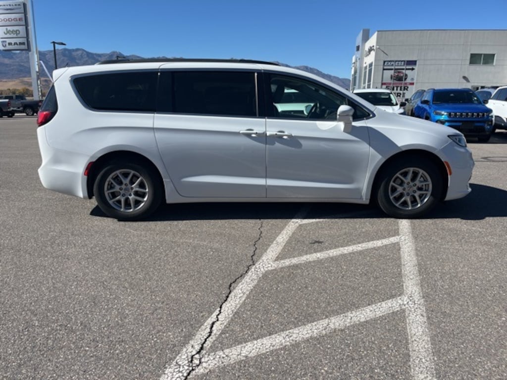 Used 2022 Chrysler Pacifica Touring L Minivan/Van
