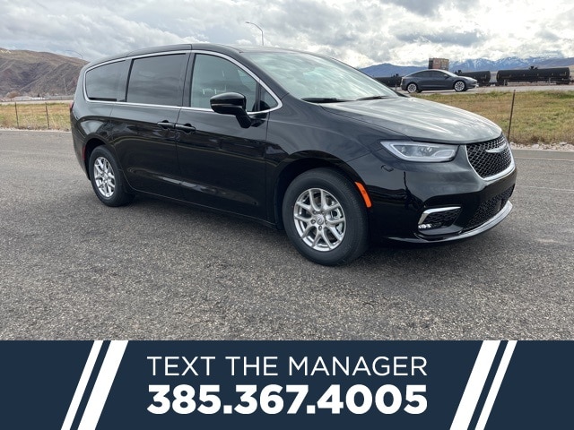 2026 Chrysler Pacifica Select's photo