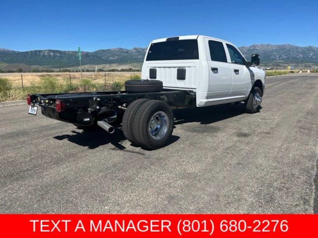 New 2026 Ram 3500 TRADESMAN CREW CAB CHASSIS 4X4 60' CA Pickup