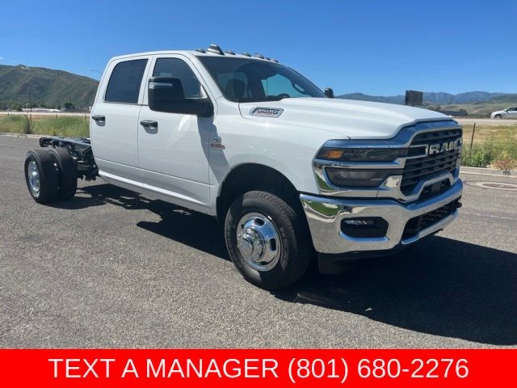 New 2026 Ram 3500 TRADESMAN CREW CAB CHASSIS 4X4 60' CA Pickup
