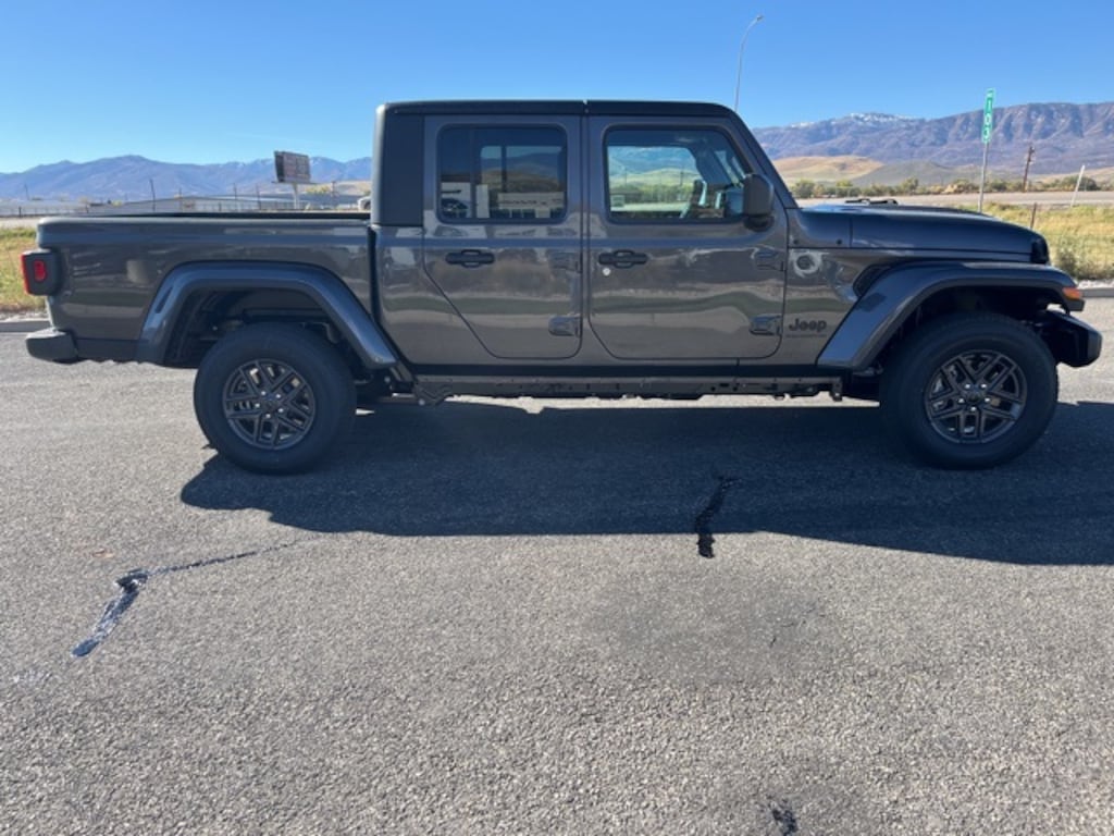 New 2025 Jeep Gladiator SPORT S 4X4 Pickup