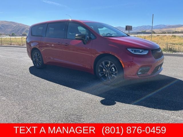 2026 Chrysler Pacifica Select's photo