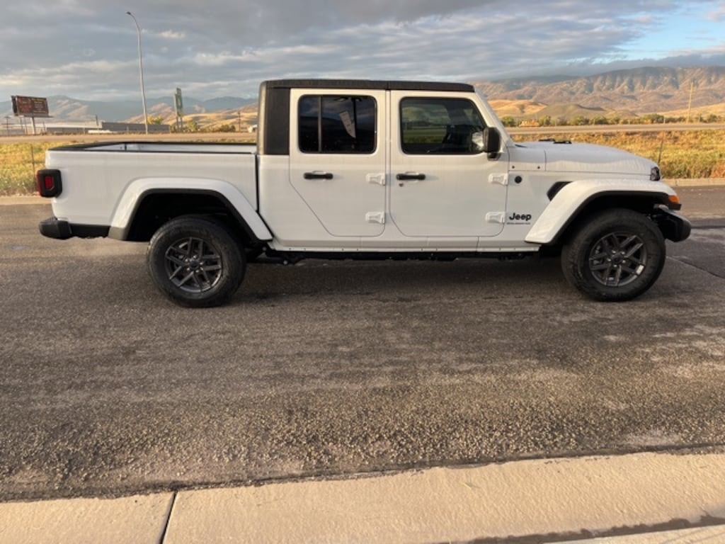 New 2025 Jeep Gladiator SPORT S 4X4 Pickup