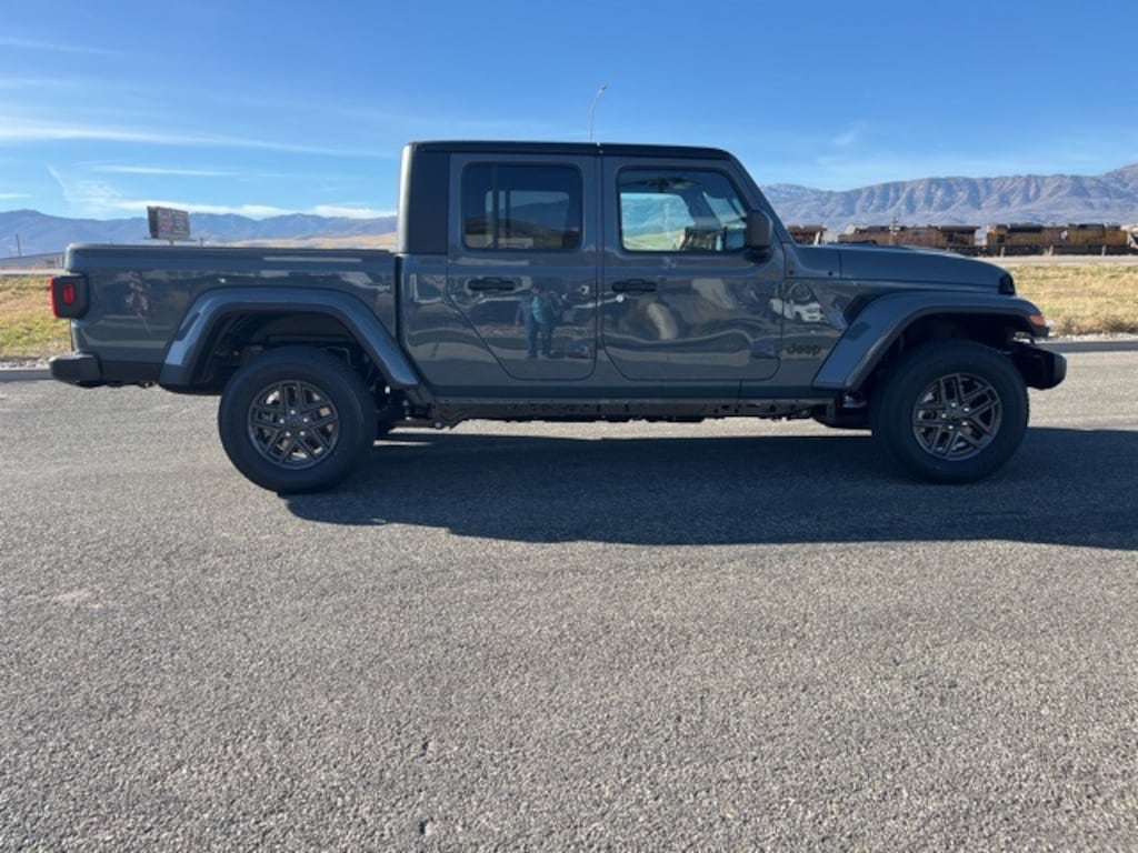 New 2026 Jeep Gladiator SPORT S 4X4 Pickup