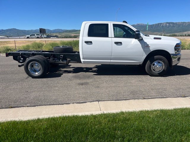 New 2026 Ram 3500 CREW CAB CHASSIS 4X4 Pickup