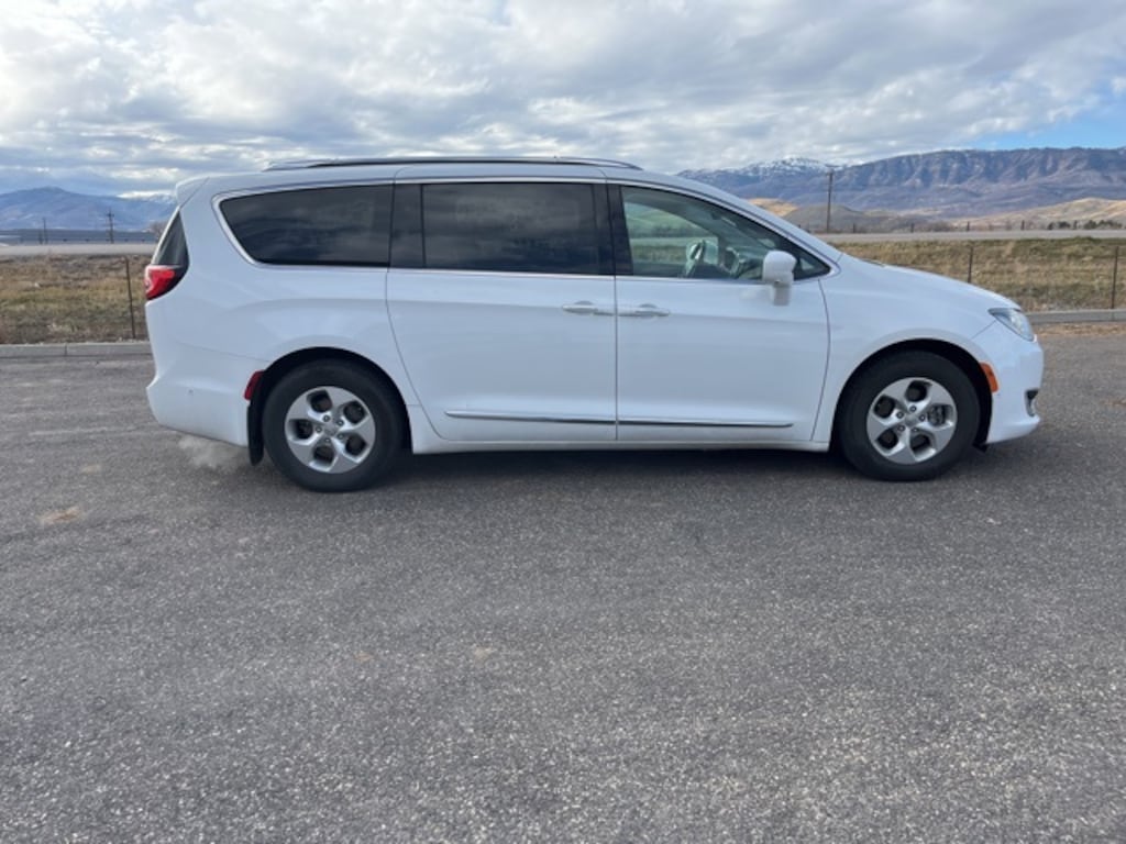 Used 2017 Chrysler Pacifica Touring L Plus Minivan/Van