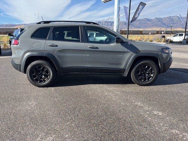 2022 Jeep Cherokee Trailhawk photo 2
