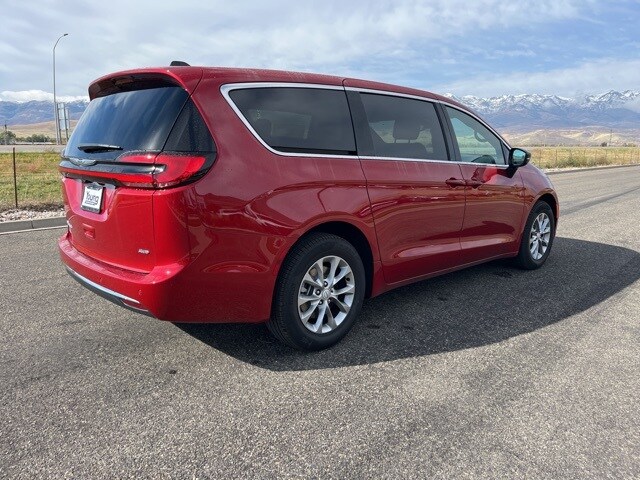 2026 Chrysler Pacifica photo 3