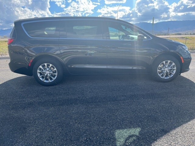 2026 Chrysler Pacifica photo 2