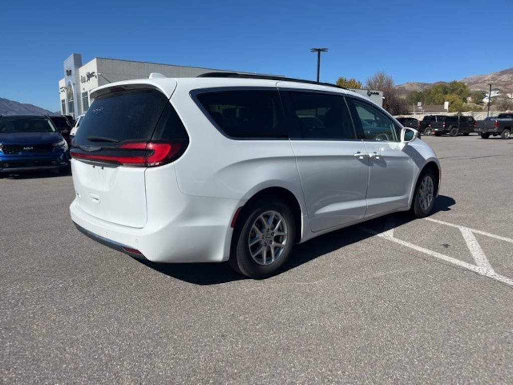 Used 2022 Chrysler Pacifica Touring L Minivan/Van
