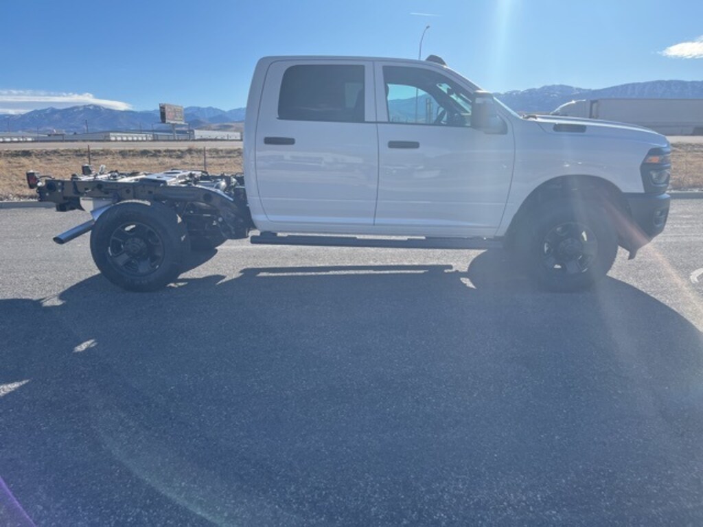 New 2026 Ram 2500 TRADESMAN CREW CAB 4X4 6'4 BOX Pickup