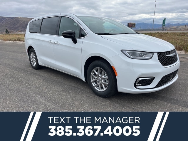 2026 Chrysler Pacifica Select's photo