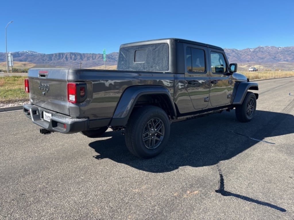 New 2025 Jeep Gladiator SPORT S 4X4 Pickup